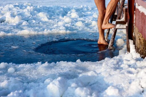 Effetti curativi del bagno di ghiaccio: tutti i benefici & come praticarlo correttamente